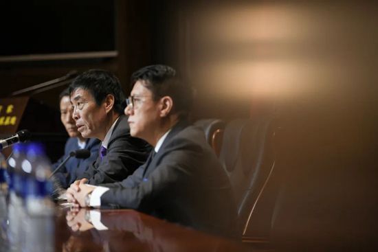 而费建中比起那位陈姓首富来，在这方面，绝对是有过之而无不及。