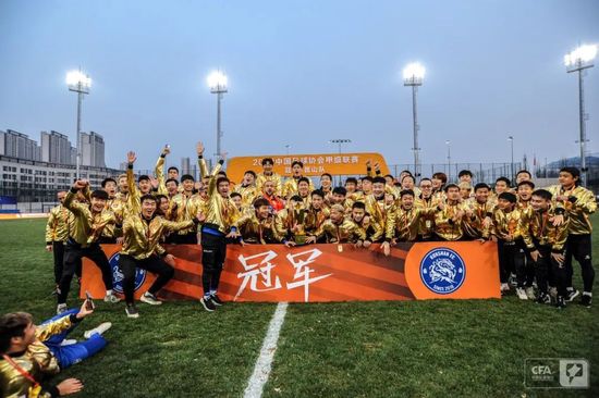 近两年来，雷佳音可谓花开并蒂，凭借热剧《我的前半生》入围第24届上海电视节白玉兰奖角逐视帝，其主演的电影《超时空同居》更斩获8.8亿人民币，成为近期最大票房黑马